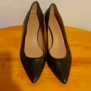 I am selling black and tan essex lane size 9 1/2 point stiletto heels